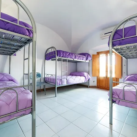بيت شباب Veletas Caces